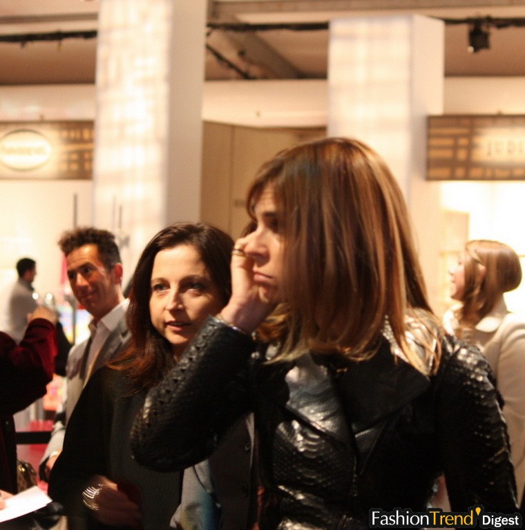 French Vogue主編Carine Roitfeld是另一種風格，她的雜志也是另一種風格。<br>
也是清醒玲瓏的女子，清楚知道自己和雜志的定位，游刃有余，并不強求。<br>
不像外表那么冷若冰霜，一樣笑容可掬跟崇拜自己的人合影。<br>
 