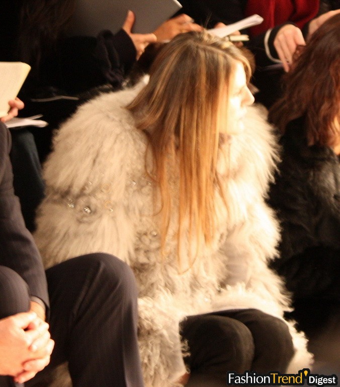 Vogue Japan創意總監Anna Dello Russo，這個意大利女子出名的以晚裝在白日招搖過市而不以路人目光為然。<br>
前幾日，在羅馬街頭，又是一身佛朗明哥火焰樣裙裝現身各大秀場。<br>
 