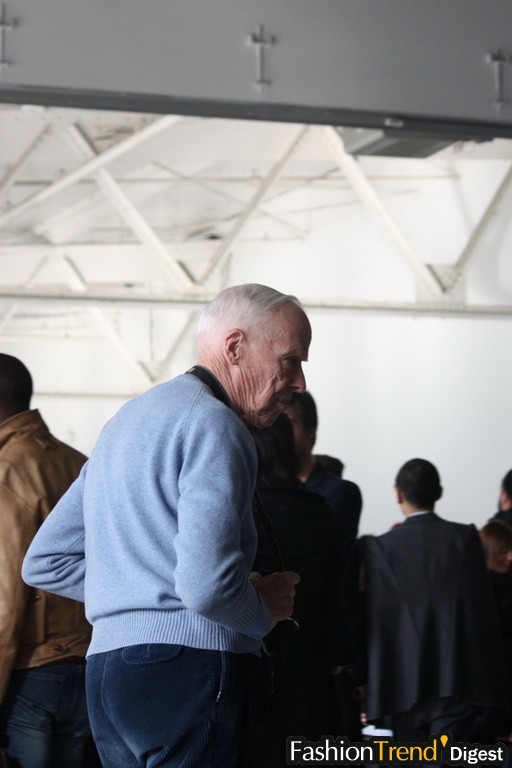 德高望重，八十多歲還穿梭秀場，抓拍行人的紐約時報攝影記者Bill Cunningham. <br>
他每周的on the street是我開始周末的保留節(jié)目。去年還獲得法國文化部大獎。的確，他鏡頭底下不只是華服麗人，更是社會文化潮流的映現。<br>
 