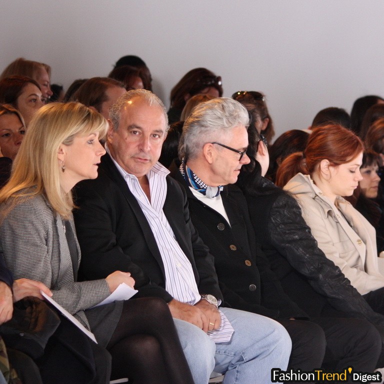 英國零售業巨頭Sir Philip Green, 這次在紐約秀場頻頻現身,在Alexander Wang, Preen, Thakoon都見到他，估計有甚么動作。他的top shop在Soho的店終將于四月開幕。 