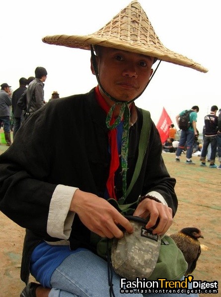 斗笠、大馬褂，還有一只雞。不用驚奇，迷笛音樂節(jié)上，個性應(yīng)有盡有。 