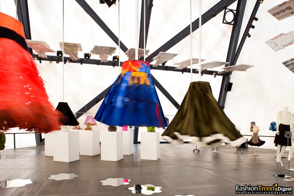 突破了傳統的展覽，在Prada Transformer中展出的裙裝展成為了活力四射的全球文化創意的交匯。 