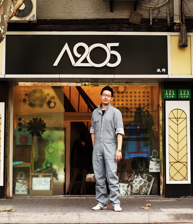 Chase Ma<br>
A205設計工作室創始人，創意總監<br>
 <br>
一個新加坡人、在美國讀完最好的商學院，到中國上海創立了設計工作室，在國內外陸續開設專賣店，將服裝設計、平面設計、室內設計等融合在一起，每一個季度推出一個嶄新的主題，引領時尚潮人從一個興奮點走到下一個興奮點。這樣獨特的創新意識，讓他身上的多元文化特質表現的淋漓盡致，這正好也是他穿著Dickies連身工裝的特殊新意所在吧。 
