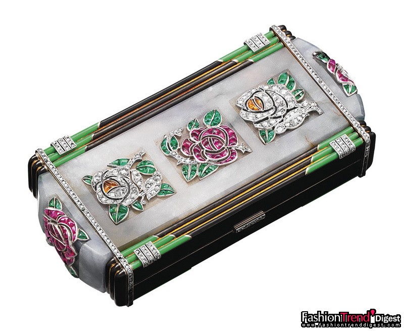 自然之師：Roses Vanity 化妝箱<br>
黃金、翡翠、琺瑯、紅寶石、藍寶石、綠寶石及鉆石，1926年<br>
<br>
1920年代，化妝箱是優雅淑女的隨身配飾之一。化妝箱內藏鏡子、粉盒和其它妝點女士花容的工具。此1926年制的化妝箱流露出源自1924年以花卉為題的裝飾藝術（Art Deco)風格，反映自然主義的美學。化妝箱鑲嵌淡紫色玉石，飾以由玫瑰切割鉆石、綠寶石、紅寶石及水滴形黃色藍寶石組成的玫瑰；邊緣由嵌入的黑色和綠色琺瑯勾勒，并鑲有玫瑰切割鉆石；鑲嵌底座以黃金和鉑金鑄造。<br>
<br>
Van Cleef & Arpels梵克雅寶典藏 
