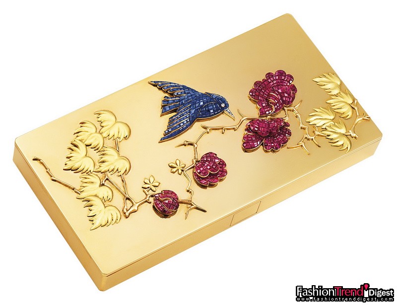 自然之師：Mystery Set Hummingbird 隱密式鑲嵌蜂鳥圖案盒子<br>
黃金、玫瑰金及綠啞金，隱密式鑲嵌藍(lán)寶石、隱密式鑲嵌紅寶石及鉆石，1938年<br>
<br>
隱密式鑲嵌法與 Van Cleef & Arpels 梵克雅寶息息相關(guān)，也許因?yàn)槠渚呻[密的結(jié)構(gòu)能令人想起一個美妙的奇幻世界。<br>
<br>
隱密式鑲嵌的珠寶珍品是高級珠寶界中耀眼的明星，這件驚艷的代表性作品即融韻了精湛的技藝與視覺的享受。隱秘式鑲嵌法的奧秘在于一張用于固定寶石、工藝極度精細(xì)的金網(wǎng)，緊貼每顆各具形態(tài)的切割寶石，寶石可通過細(xì)小的軌道滑入其中。此法可隱藏所有傳統(tǒng)方式中用于鑲嵌的爪托，以寶石組成綿密無縫的璀璨表面上不見一絲金屬痕跡，締造至臻和諧的完美效果，夢幻般輕靈躍動的光影宛若在鏡子上舞蹈。以隱密式鑲嵌技術(shù)打造的珠寶美態(tài)無可比擬，正如這方以黃金、綠啞金及玫瑰金鑄造的盒子，隱密式鑲嵌藍(lán)寶石蜂鳥和隱密式鑲嵌紅寶石花朵圖案在紅金和綠啞金葉片的襯托下，瑰麗處無出其右。這款華美的盒子由埃及 Nazli 皇后委托制造。<br>
<br>
Van Cleef & Arpels 梵克雅寶典藏 