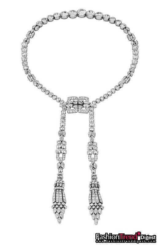 優美之師：Art Deco 項鏈<br>
鉑金及鉆石，1927年<br>
<br>
Van Cleef & Arpels 梵克雅寶是1920至30年代發展裝飾藝術（Art Deco）珠寶的先鋒。這時期的女性以時裝風格的強烈轉變宣告其內心的解放：她們把秀發剪短，涂上鮮艷口紅，袒露出手臂，束胸并穿上"Flapper"風格的低腰短裙。男孩兒般的"à la garçonne"風格造型體現在長項鏈、長吊飾耳環、鉆石腕表、裙裝胸針及派對戒指上。裝飾藝術（Art Deco）強調修長直線、對稱的幾何造型、抽象設計和對比強烈的色調，如鉑金及鉆石。<br>
<br>
這串Art Deco長項鏈是這派美學的代表作，以鉑金鑲嵌圓形及欖形鉆石，方形的別針上垂著兩縷鉆石鏈串。配合心情和服裝造型，項鏈垂飾置于胸前或背后皆可，演繹鉆石瀑布的無窮魅力。<br>
<br>
Van Cleef & Arpels 梵克雅寶典藏 