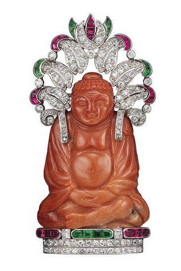 搜奇之師：Meditating Buddha胸針<br>
紅珊瑚、白金、綠寶石、紅寶石及鉆石，1927年<br>
<br>
品牌于1920年代發(fā)展出更多元化的創(chuàng)作風(fēng)格，除埃及和印度外，中國和日本的宗教象征亦成為品牌不斷借鑒的創(chuàng)作主題。品牌以精湛的設(shè)計和工藝，打開亞洲文化的瑰麗大門。<br>
<br>
佛陀數(shù)十年來一直是品牌珍視的靈感之師。<br>
<br>
這枚Meditating Buddha胸針以紅珊瑚雕成，底座和頭飾設(shè)計成蓮花模樣，鑲嵌綠寶石、紅寶石和鉆石。<br>
<br>
Van Cleef & Arpels 梵克雅寶典藏 