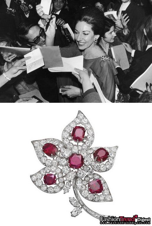 靈氣之師：歌劇名伶瑪莉亞•卡拉斯 (Maria Callas) 珍藏的紅寶石花朵<br>
鉑金、紅寶石及鉆石，1967年<br>
<br>
希臘傳奇女高音瑪莉亞•卡拉斯 (Maria Callas) 的獨特魅力和超凡歌聲令世人難忘。以優雅見稱的她利用時裝和珠寶營造迷人風格。瑪莉亞•卡拉斯 (Maria Callas) 素愛珠寶，亦是品味超然的珠寶收藏家。<br>
<br>
"La Divina"(卡拉斯的昵稱) 最愛 Van Cleef & Arpels 梵克雅寶的創作，總不放過每個造訪品牌Place Vendôme旺多姆廣場22號店的機會。當她戀上希臘船王亨奧納西斯 (Aristotle Onassis) 后，全情投入的她便為愛郎穿梭異地。奧納西斯為表愛意亦向佳人送贈多款   Van Cleef & Arpels 梵克雅寶珍品。這位擁有一雙迷人黑眸子的歌劇"女神"每次穿上長裙配襯Van Cleef & Arpels 梵克雅寶的瑰麗光采，總會艷驚四座。<br>
<br>
Van Cleef & Arpels 梵克雅寶為她特別設計過眾多作品，當中包括一串以圓形鉆石和珍珠鑲嵌的Lion項鏈、一雙鉆石Cascade及Camellia耳環、一串鑲嵌梨形鉆石的瑰麗鉆石項鏈、一枚于1967年創作，以鉆石和緬甸紅寶石鑲嵌的五葉胸針。這枚著名的鉑金胸針鑲有橢圓枕形緬甸紅寶石、圓形鉆石、欖形鉆石及長方形切割鉆石。紅寶石共重15.77克拉，而鉆石則重16.35克拉。<br>
<br>
Van Cleef & Arpels 梵克雅寶典藏 