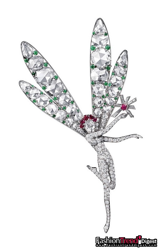 Barbara Hutton 于1940年代購自 Van Cleef & Arpels 梵克雅寶比弗利山專門店的  The Spirit of Beauty 仙女胸針<br>
鉑金、紅寶石、綠寶石及鉆石，1944年<br>
<br>
大自然是Van Cleef & Arpels 梵克雅寶主要的創(chuàng)意泉源。它孕育了無數(shù)珍奇動植物，亦是富含詩意的魔幻生物如Fairies仙女流連忘返的舞臺。<br>
<br>
由 Van Cleef & Arpels 梵克雅寶于1940年代創(chuàng)作的仙女系列充滿感性詩意的氣息和天真爛漫的趣味，是女性優(yōu)雅嫵媚與華麗璀璨的一次完美結(jié)合。仙女們精致典雅的魅力凝韻在活潑俏皮的身影中：有的淘氣地歪著頭，有的俏麗地揮動著魔法棒；還有的優(yōu)雅地拍動蟬翼。天真與高貴并重的仙女占據(jù)著 Van Cleef & Arpels 梵克雅寶幻想世界里的魔法森林。<br>
<br>
這枚珍貴的Fairy胸針鑲有圓形和玫瑰切割鉆石、圓形切割紅寶石及綠寶石，于1944年由 Barbara Hutton 在 Van Cleef & Arpels 梵克雅寶比弗利山專門店購入。Barbara Woolworth Hutton 生于1912年的紐約。她繼承了百貨業(yè)巨子Frank Winfield Woolworth的豐厚遺產(chǎn)，被稱為「百萬元寶貝」。Barbara一生都是鏡頭的焦點。她曾下嫁俄羅斯王子Prince Alexis Mdivani、Prince Troubetzkoy王子、丹麥的count Cort Revenlow伯爵及好萊塢著名男星加里•格蘭特(Cary Grant)。<br>
<br>
她一生收藏大量珠寶珍品，無論是寶石的質(zhì)量或設(shè)計的精巧均無出其右。其中最漂亮的Van Cleef & Arpels 梵克雅寶精品，當數(shù)一頂購于1967年的鉆石頭冠，這也是她最愛配戴的藏品之一。她甚至于晚上戴著頭冠，以防不速之客一時認不出她就是那位舉足輕重的奇女子。<br>
<br>
Van Cleef & Arpels 梵克雅寶典藏 