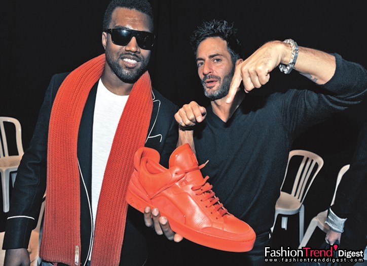 1月23日：Marc Jacobs說Kanye West超愛運(yùn)動(dòng)鞋。這位說唱歌手兼時(shí)尚人士說他有400雙運(yùn)動(dòng)鞋。他正在為Louis Vuitton設(shè)計(jì)單色運(yùn)動(dòng)鞋系列，靈感來自科幻電影《Dune》。圖為Marc Jacobs和Kanye West。 