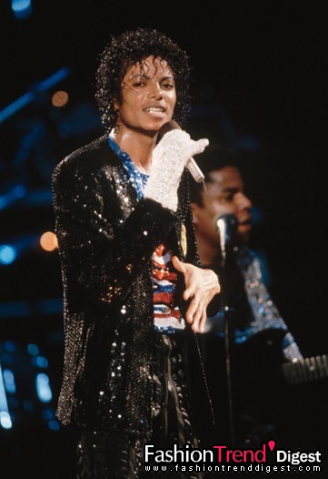 6月25日：一代巨星Michael Jackson隕落。他曾引領的風潮再一起被人們重拾。圖為1984年Micheal Jackson的演出照片。 