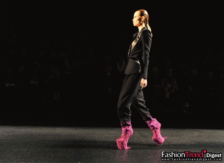 3月6日：Olivier Theyskens為Nina Ricci設計了最后一個系列。超高的無跟鞋讓人驚奇。圖為Olivier Theyskens設計的Nina Ricci 09秋冬系列。 